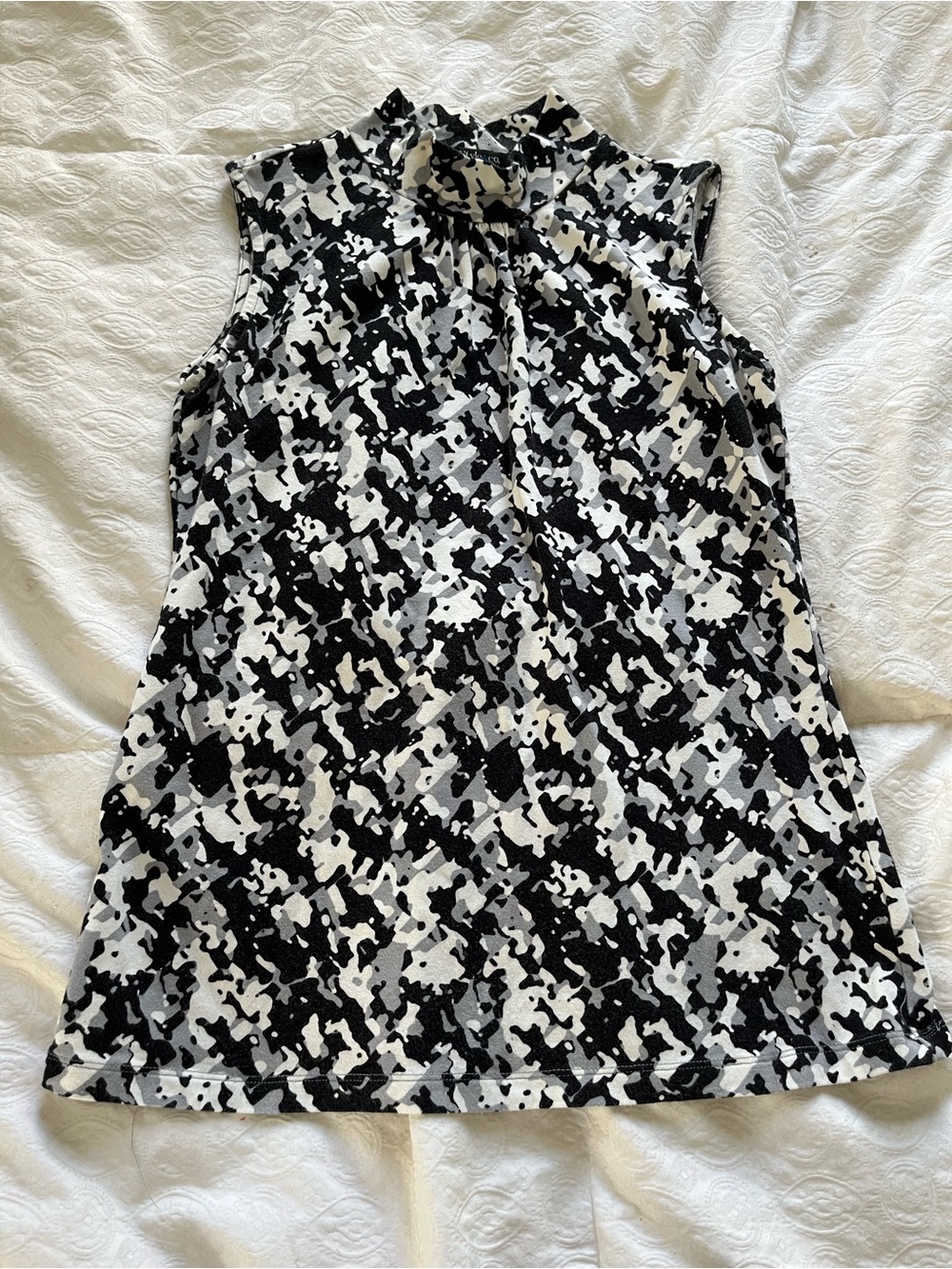 Women’s petite style & co Sleeveless Black & White Patterned Top size small